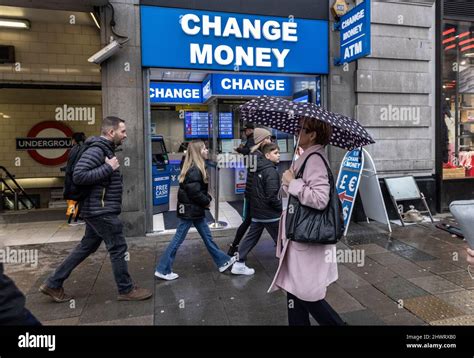 Currency Exchange Oxford Street .